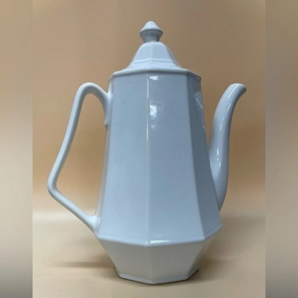 White Octagonal Ceramic Coffee Pot with Lid, Vintage Farmhouse Style Pitcher